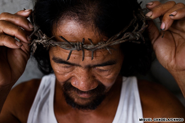 Dự lễ Th&aacute;nh đ&oacute;ng đinh v&agrave;o ch&acirc;n tay ở Philippines